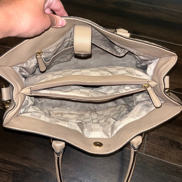 Unique Michael Kors Purse - Picture 3 of 5